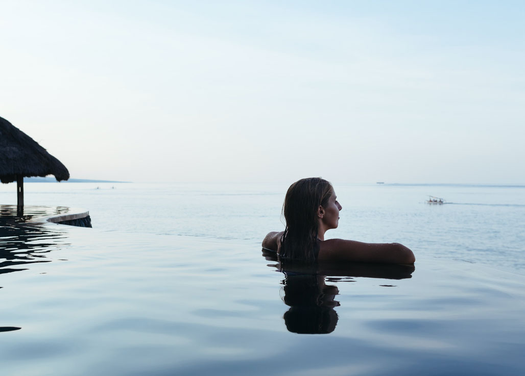 Frau schwimmt im See